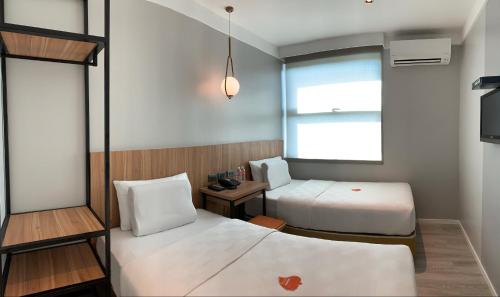 巴科洛德巴科洛德酒店的小房间设有两张床和窗户