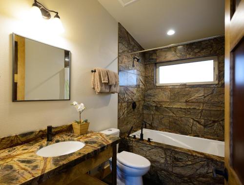 西优胜美地Alpenglow 3的浴室配有卫生间、盥洗盆和浴缸。