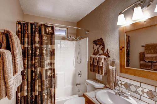 奥克赫斯特Anglers Rest的浴室配有淋浴帘和盥洗盆。