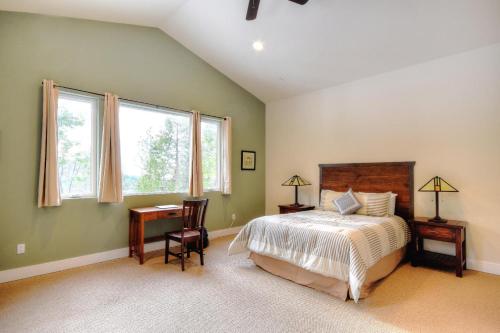 西优胜美地Eureka的卧室配有一张床、一张书桌和窗户。