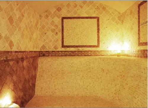 阿赫洛伊Къща за гости Мускат 2的一间带砖墙浴缸的浴室