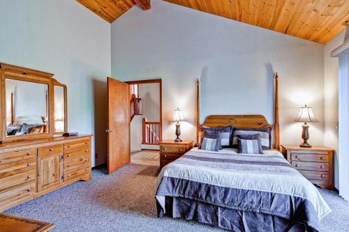 西优胜美地Sport Chalet的一间卧室配有一张床、梳妆台和镜子