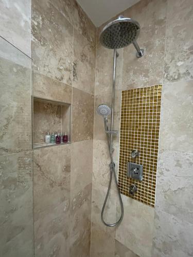 伦敦4 Islington Park Street的浴室内配有淋浴和头顶淋浴
