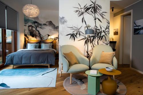 柏林Urbn Dreams II的一间卧室配有一张床和两把椅子