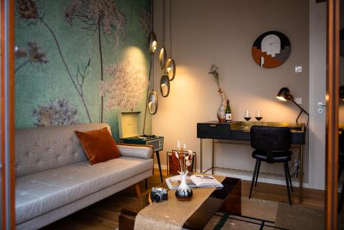 柏林Urbn Dreams II的客厅配有沙发和桌子