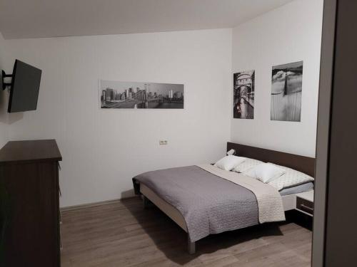 大洛西尼Velký apartmán Sophia (s infrasaunou) č. 1的卧室配有一张床,墙上挂有两张照片