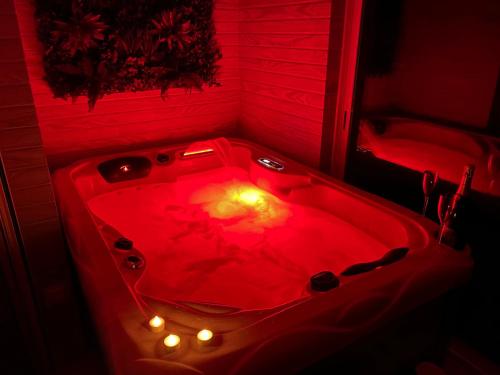 迈阿密普拉特亚JACUZZI PRIVADO y BARBACOA EN VILLA PARADISE的红色的浴缸,有灯光