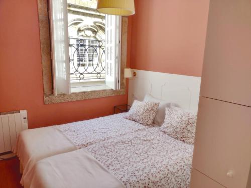波尔图Oporto Center Clean & Cozy Apt 4的卧室配有白色的床和窗户。