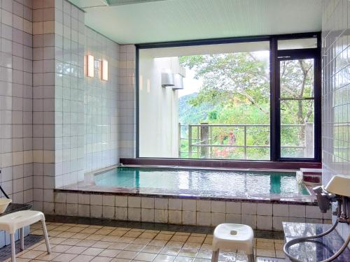 KamiKami - Hotel / Vacation STAY 15951的一间带游泳池及窗户的浴室