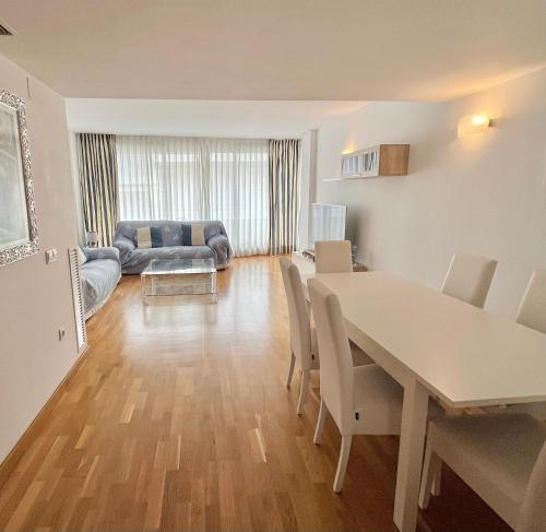 滨海托萨Ancora Frontbeach Luxury Apartment的客厅配有桌子和沙发