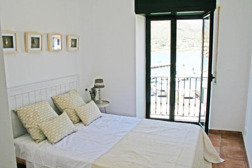 德拉塞尔瓦港Apartamento con vistas al Mar的卧室设有白色的床和大窗户