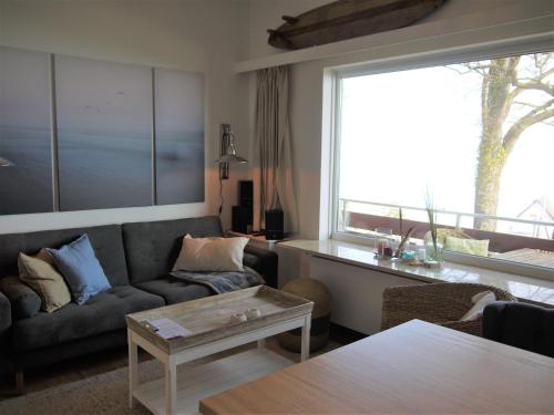 沙博伊茨Sea View Lodge的客厅配有沙发和桌子