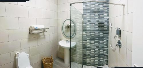 卡里巴湖酒店的一间浴室