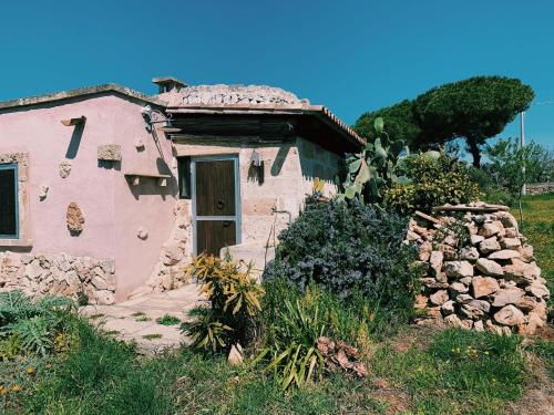 阿利斯泰Trullo Contrada Stracca的院子里有门的小粉红色房子