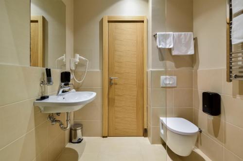 贝尔格莱德Hotel Opera Garni的一间带卫生间和水槽的浴室