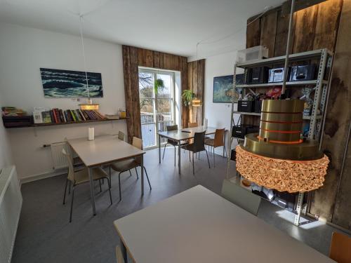 内克瑟Nexø Modern Hostel. Private Rooms的客厅配有桌椅和壁炉