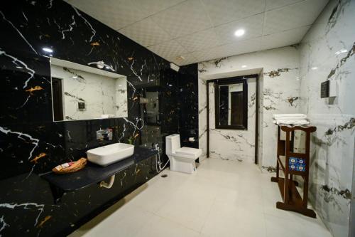 Krishnayan Heritage的一间浴室