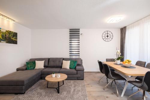 奥米什River Park Apartments的客厅配有沙发和桌子