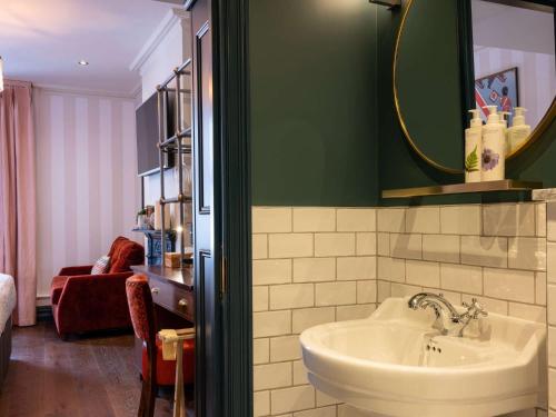 伦敦Spread Eagle的一间带水槽和镜子的浴室