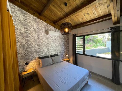 圣勒villa Pwintosel 2的一间卧室设有一张床和一个大窗户