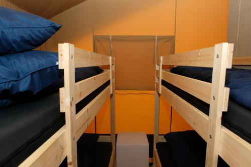 EnscherangeSafaritent Val d'Or的小型客房配有两张双层床,