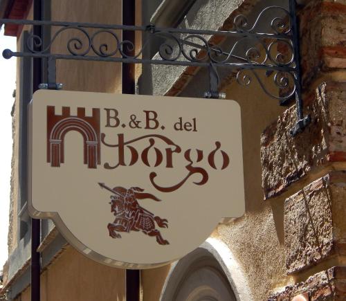 San Marco ArgentanoB&B Del Borgo的建筑物上的标志,上面有马