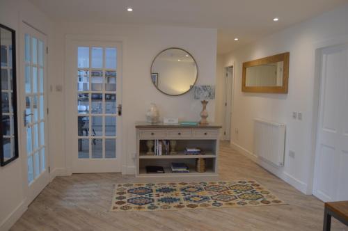 因弗内斯Makerston House Apartment Beauly的走廊上设有镜子和地毯