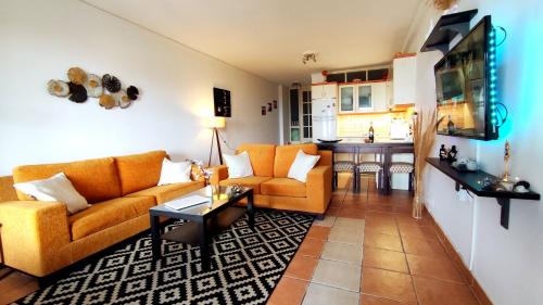 圣安娜纳克索斯Nicki's House的一间带橙色沙发的客厅和一间厨房