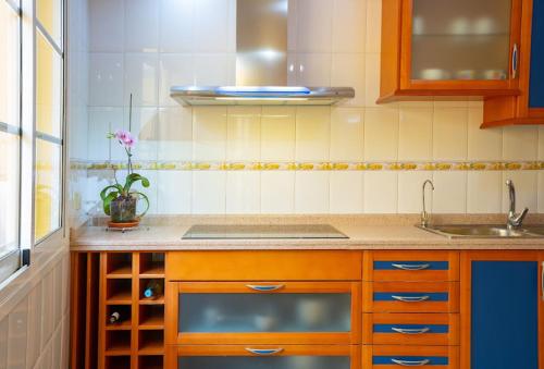 加尔达尔DUPLEX EN EL CENTRO DE GALDAR的厨房配有水槽和台面
