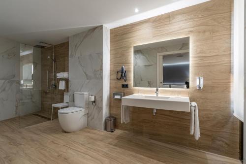 卡斯特利翁-德拉普拉纳Civis Jaime I的一间带水槽、卫生间和镜子的浴室