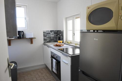迪耶普Le Verdier的厨房配有冰箱和微波炉。