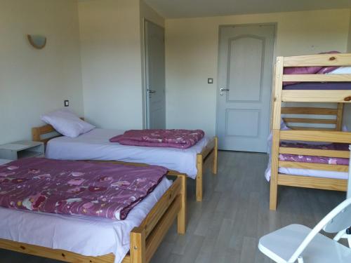 BoncourtGite de Boncourt的客房设有两张双层床和梯子