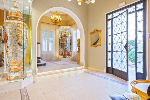 巴塞罗那巴塞罗那维多利亚别墅酒店的一间设有大玻璃门和入口的房间
