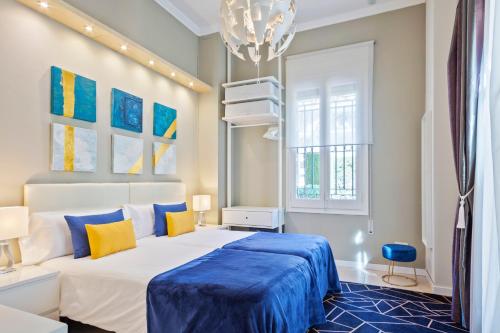 巴塞罗那巴塞罗那维多利亚别墅酒店的一间卧室配有一张大床和一个吊灯。