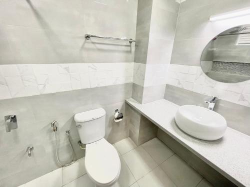 胡鲁马累Marine Holiday的白色的浴室设有卫生间和水槽。