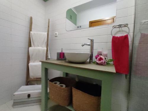蓬塔德尔加达City Apartament的一间带水槽和镜子的浴室