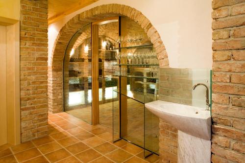 韦因地区拉奇Weingut Schwarzl的一间带玻璃淋浴和水槽的浴室