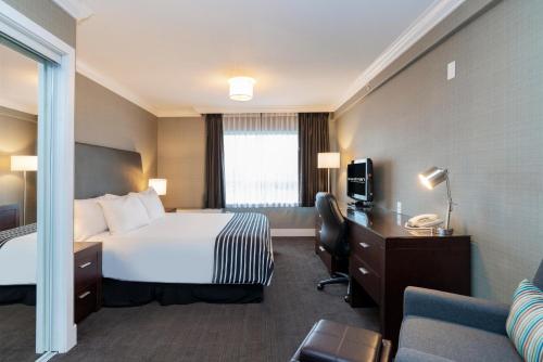 桑德曼温哥华机场酒店客房内的一张或多张床位