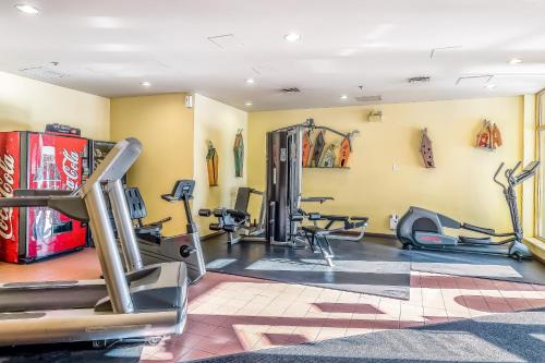 惠斯勒Cascade Lodge的健身房配有跑步机和健身器材