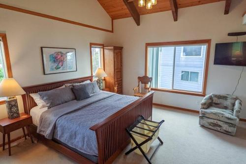 弗洛伦斯NEW Large Beach Getaway: 3 King bedroom suites!的卧室配有床、椅子和窗户。