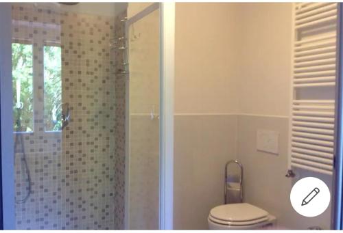 纳托La corte delle fate的浴室设有卫生间和带玻璃门的淋浴。