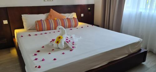 格兰贝伊Ocean Villas Apart Hotel by Ocean Hospitality的花朵制成的带小兔子的床