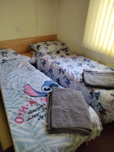 19 Laurel Close Highly recommended 6 berth holiday home with hot tub in prime location客房内的一张或多张床位