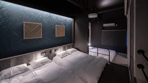名古屋trive ozone - Vacation STAY 25323v的一间带两张床的卧室和一台电视