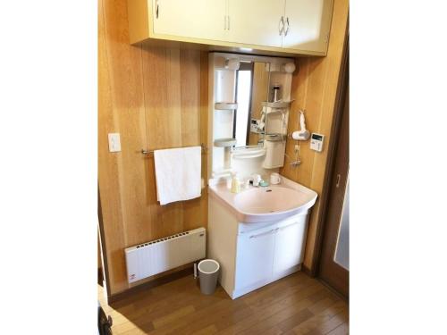 钏路Guest House Nusa - Vacation STAY 12651的一间带水槽和镜子的小浴室