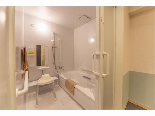 德岛Hotel Taiyonoen Tokushima Kenchomae - Vacation STAY 26340v的白色的浴室设有浴缸和水槽。