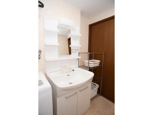 钏路Guest House Tou - Vacation STAY 26333v的白色的浴室设有水槽和镜子
