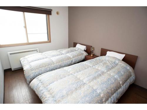 钏路Guest House Tou - Vacation STAY 26333v的卧室内两张并排的床