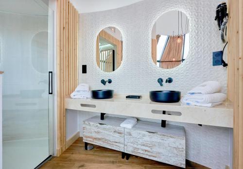 埃尔托尔诺Glamping El Regajo Valle del Jerte的浴室设有2个水槽和2面镜子