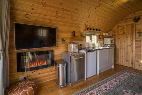洛欣弗Suilven view的小木屋内带壁炉的厨房